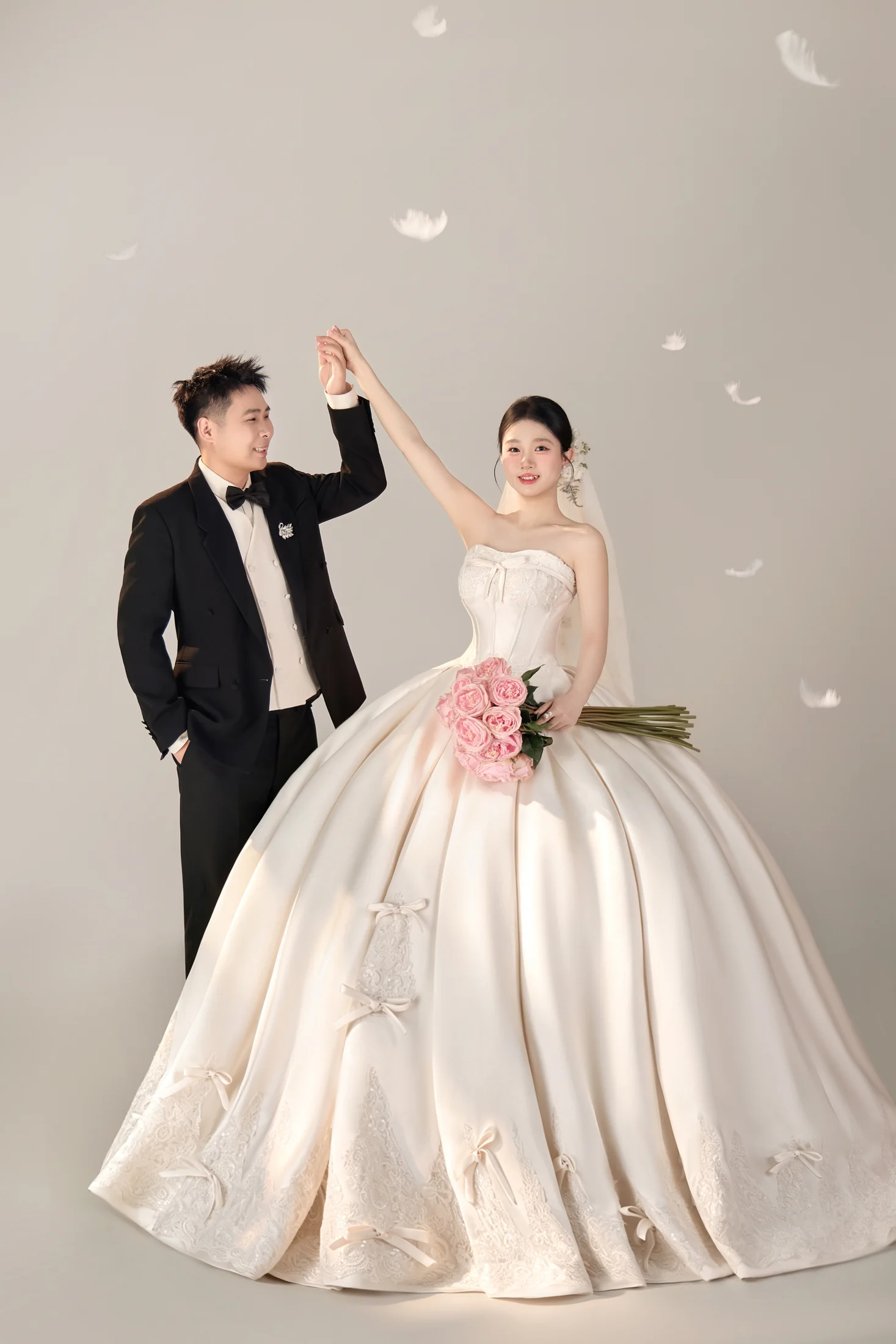周杨与肖娇在影棚牵手起舞的全身婚纱照