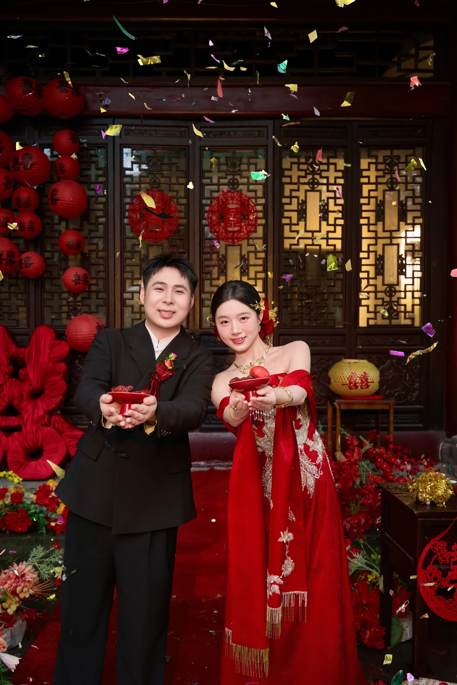 周杨与肖娇身着中式礼服的双人全身照