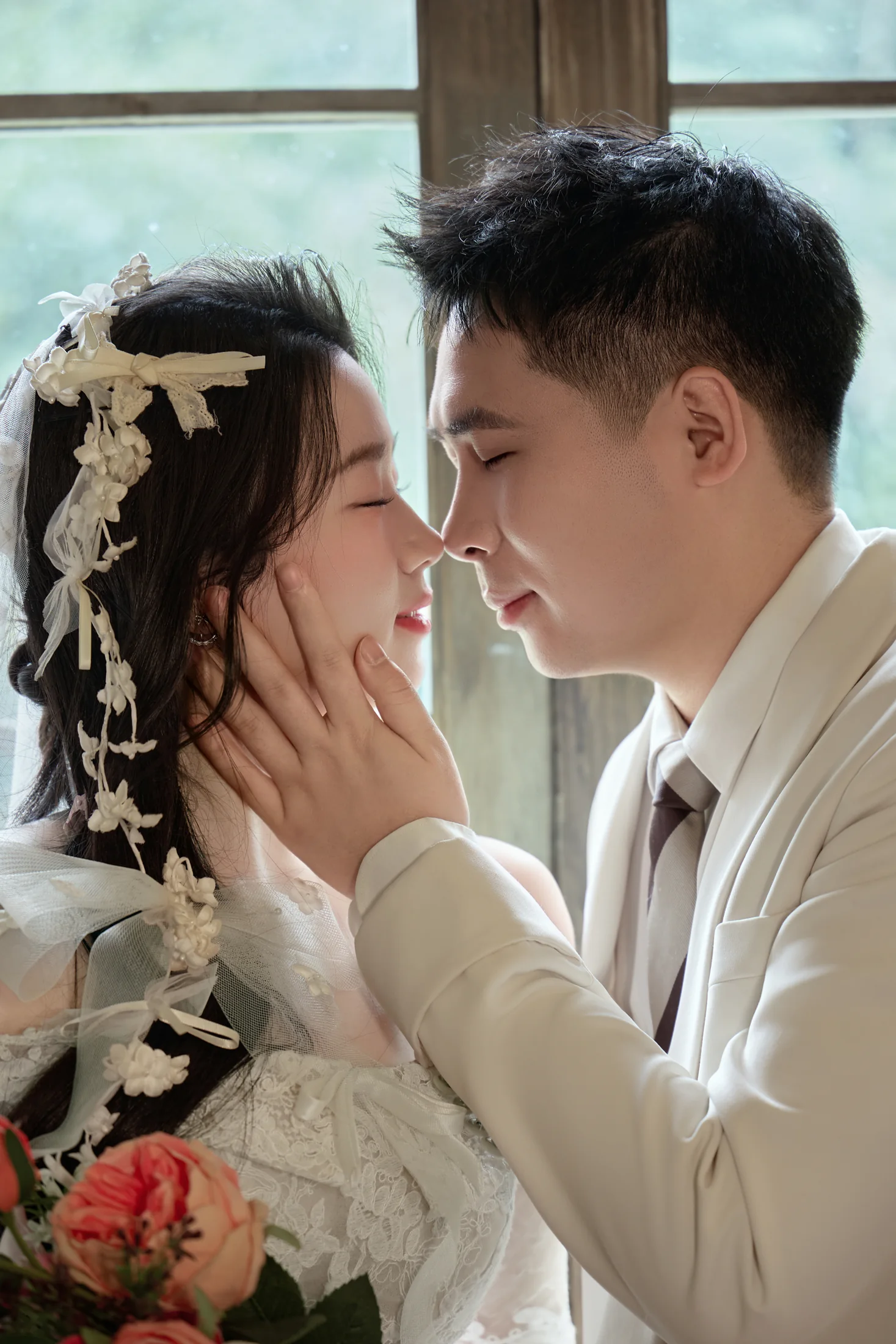 周杨轻轻亲吻肖娇的婚纱照