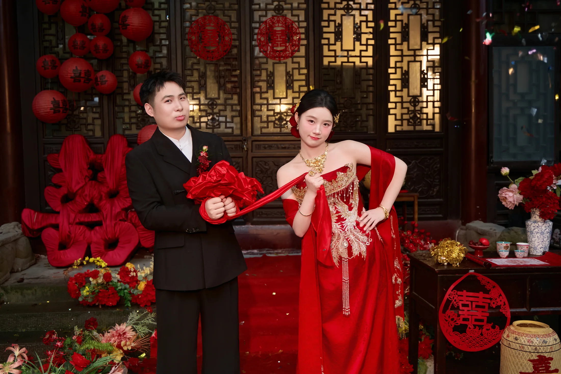 周杨与肖娇身着中式礼服合影